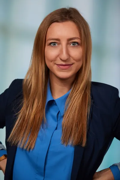 Bewerbungsfoto: Portrait einer Frau in blauer Bluse und dunklem Blazer